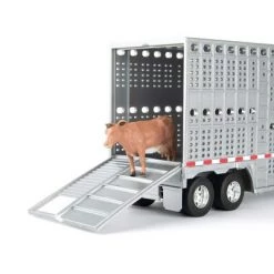 ERTL 1/32 Freightliner 122SD Semi with Livestock Trailer & Cattle 47362